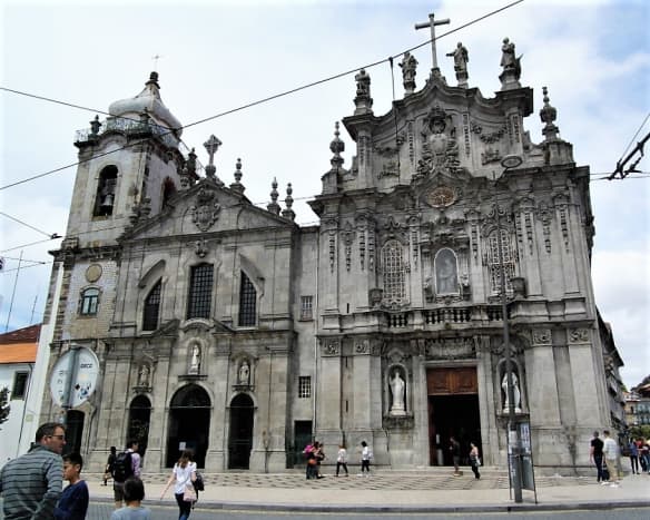 Igreja dos Carmelitas (left) and Igreja do Carmo (right).