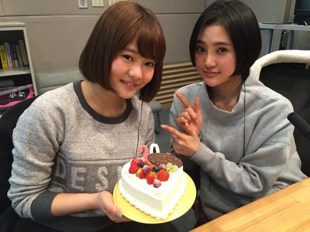 Chijhiro Anai celebrates her 20th birthday with Haruka Kodama (right).