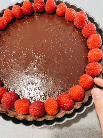 I decided to decorate the tart with fresh raspberries around the chocolate tart. 