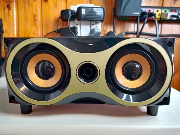 review-of-the-hawk-li-wooden-wireless-bluetooth-speaker