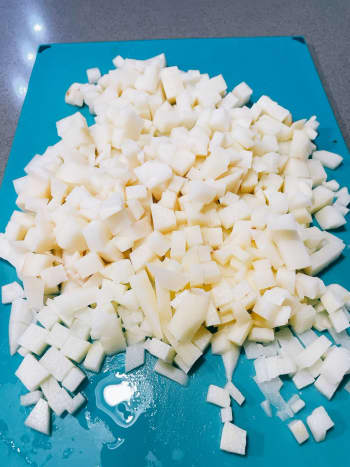 Cut the potatoes into small cubes. 