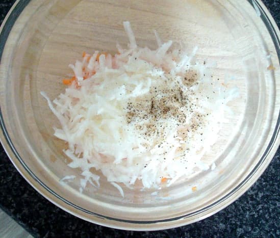 Combining grated white turnip and carrot