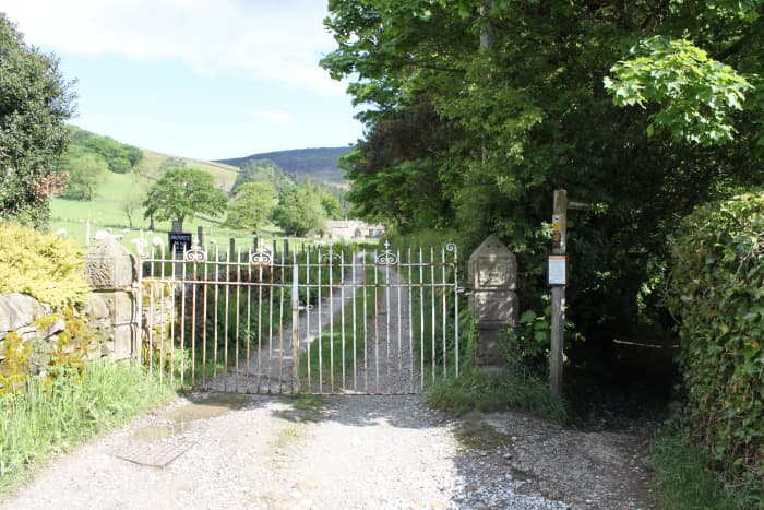 The footpath turns right on the way north out of Edale village