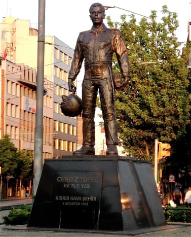 Statue of Captain Cengic Topel