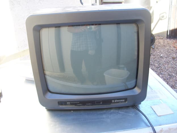 A small 15&quot; CRT TV easy to pic up on the side of the street. See what's inside.