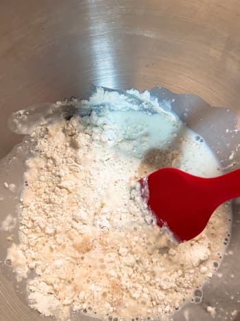 In a mixing bowl, combine the warm water, flour, and yeast. Combine the mixture evenly by using a spatula. Let it sit for 5 minutes.