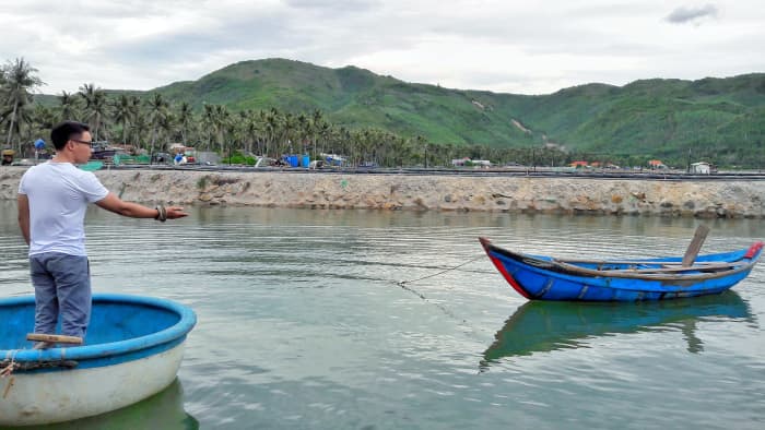 I wish to hang out on a boat in a fishing village inside Vinh Xuan Bay