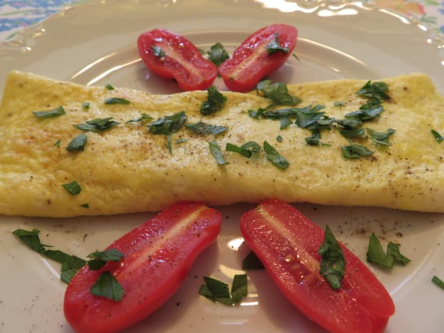 Omelet with sundried tomatoes and goat cheese 