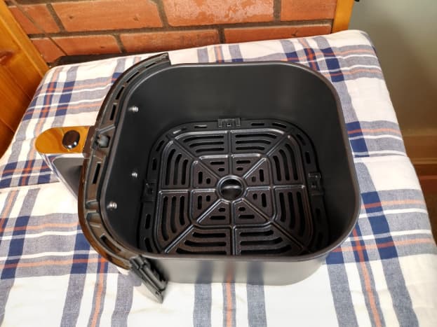Fryer basket with grill insert