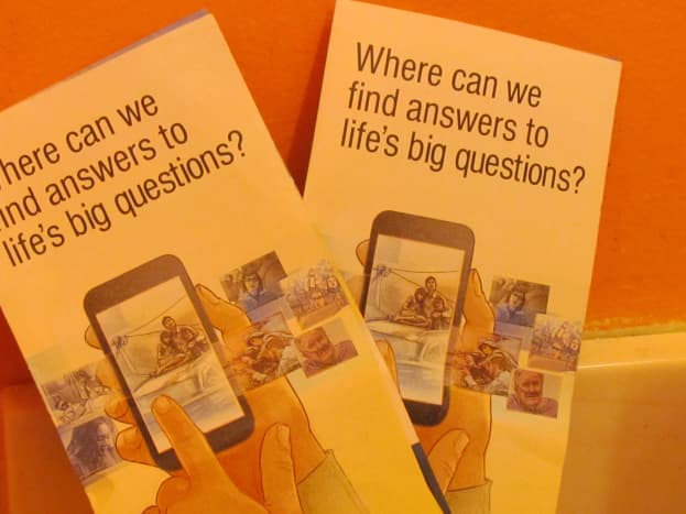 The inspirational tract entitled, Where can we find answers to life's big questions?&quot; Individuals are directed to the world's most translated website, jw.org.