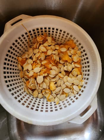 How To Make Roasted Pumpkin Seeds (Savory And Sweet Recipes) - Delishably