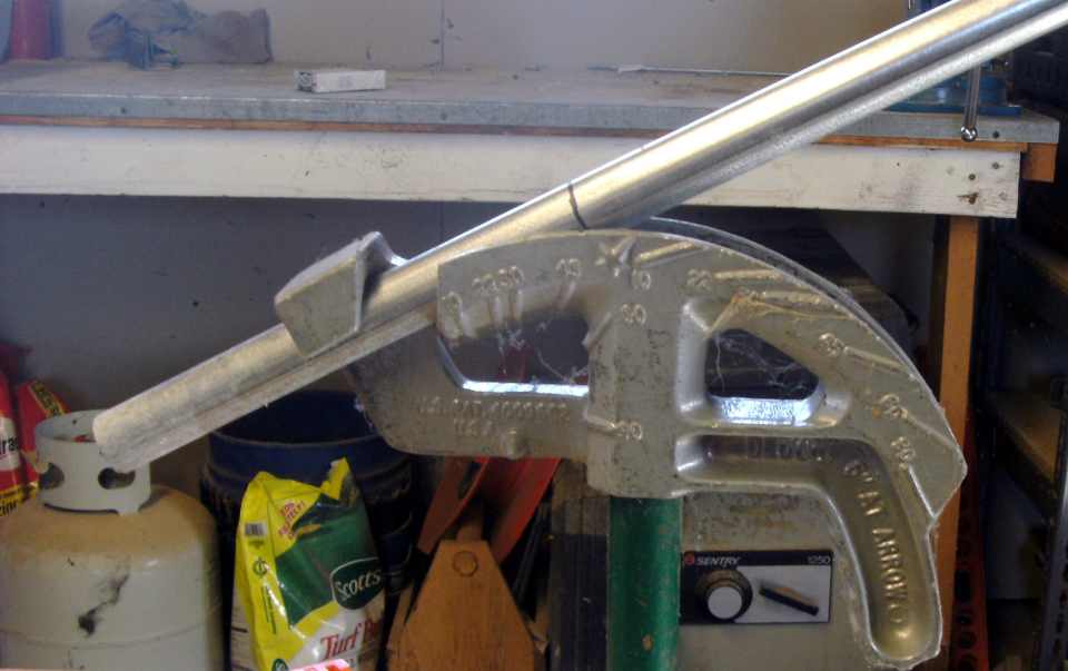 EMT Electrical Conduit Pipe Bending How to Bend a 90 Dengarden