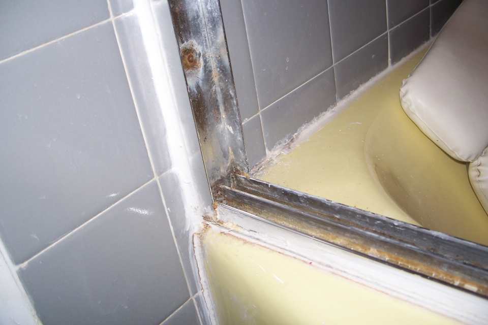 DIY Guide to Remove Shower Doors From a Bathtub Dengarden
