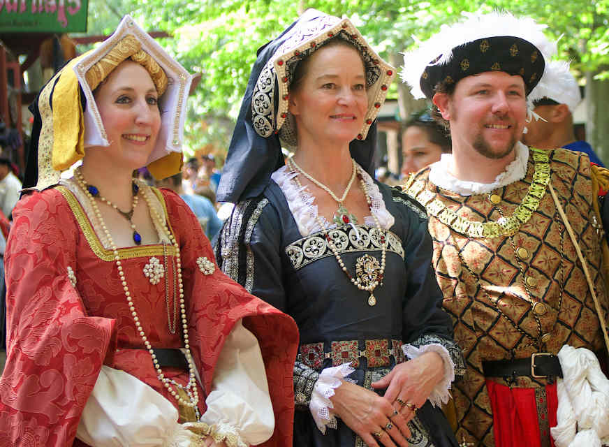 How to Dress for a Renaissance Faire Bellatory