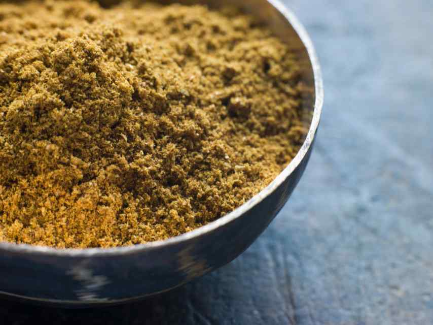 A Brief History of Curry and How to Make Curry Paste From Scratch