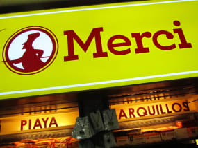 Merci, uma conveniente loja de recordações alimentares dentro do Aeroporto de Bacolod