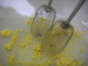 Frusta fino a quando la crema di burro è liscia senza grumi.