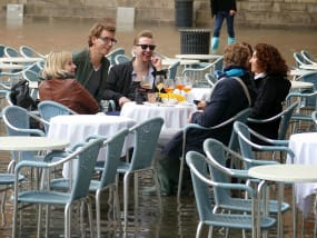 Niente si ferma a Venezia durante un'alluvione. Se hai un paio di stivali di gomma alti puoi ancora andare praticamente ovunque e goderti la città anche durante le alluvioni.