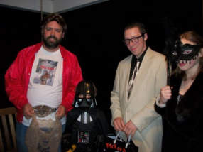 Un trick-or-treat chez grand-mère a mis en vedette le lutteur Buzz Tyler, Dark Vador, Buddy Holly et la comtesse du manoir de Deadwood.