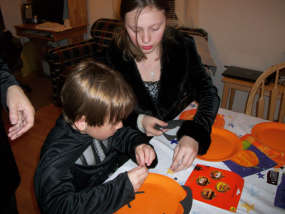 Lacey und Douglass hatten Spaß beim Verzieren ihrer Jack-o-Lanterns.