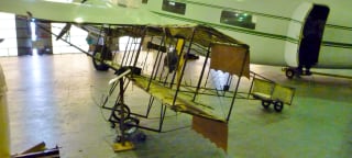 Henry Farman 1909 Doppeldecker im 1940 Air Terminal Museum Hangar