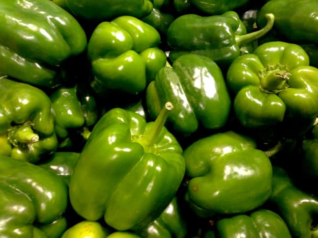 difference between red and green peppers