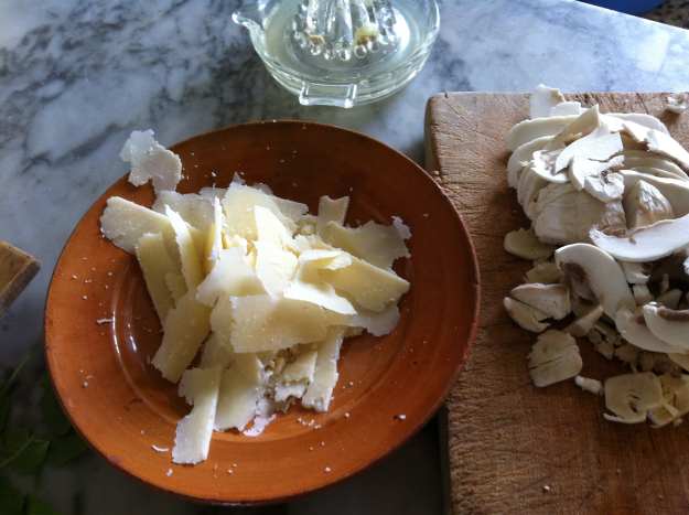 Sliced Parmesan, Champignon and lemon juice