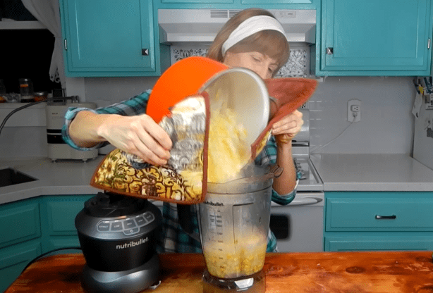 Photo tutorial for blending the soup base