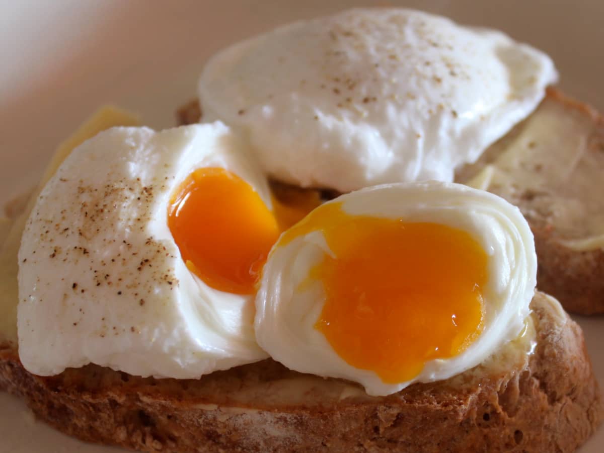 How to Poach the Perfect Egg (4 Ways) - Delishably