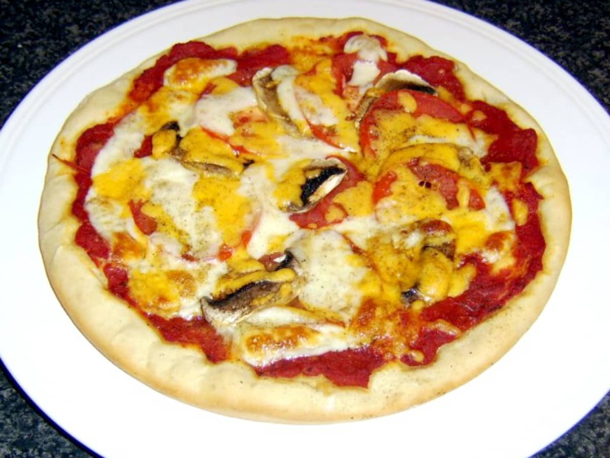 https://images.saymedia-content.com/.image/ar_4:3%2Cc_fill%2Ccs_srgb%2Cfl_progressive%2Cq_auto:eco%2Cw_1200/MTc0MDkyNDY3OTc5NjkxNDY1/how-to-make-pizzas.jpg