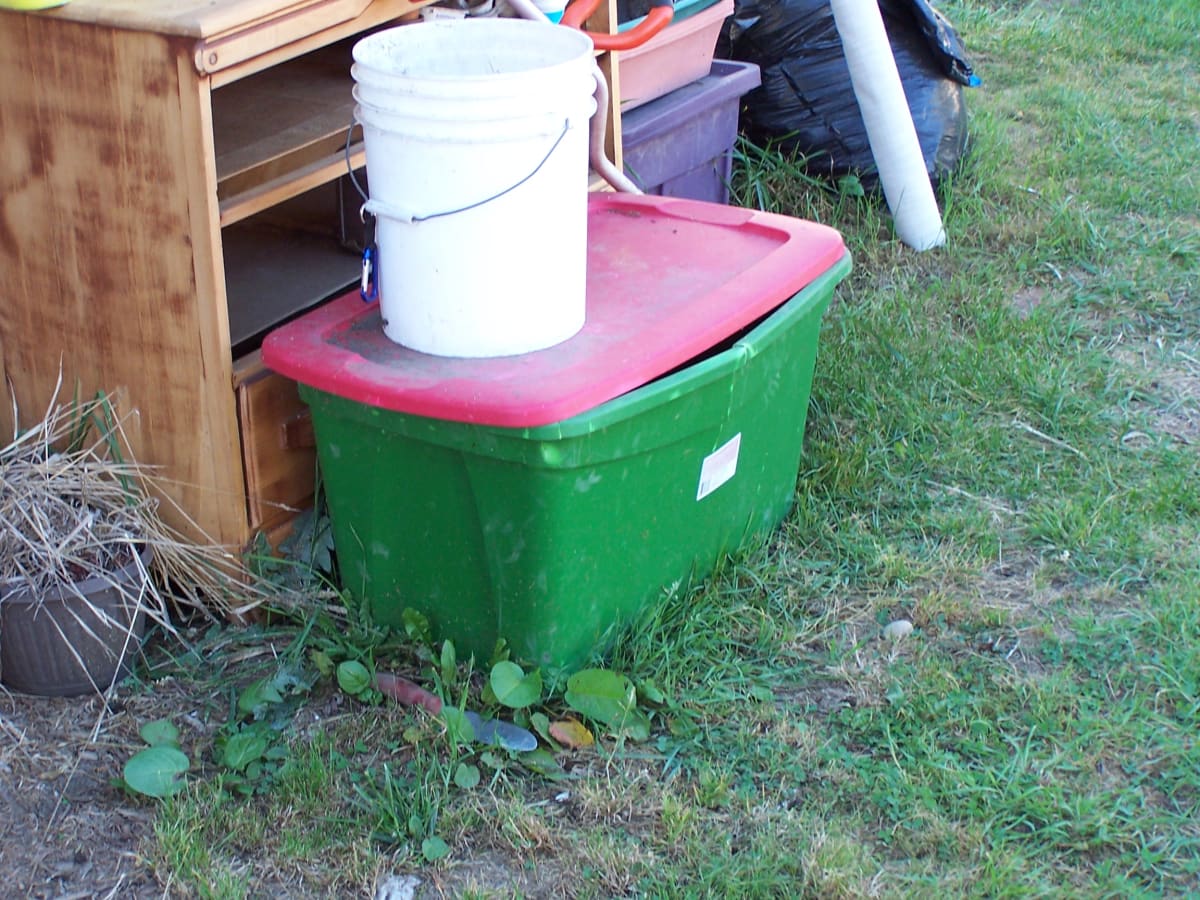 How to Make a Compost Bin From a Plastic Storage Container - Dengarden