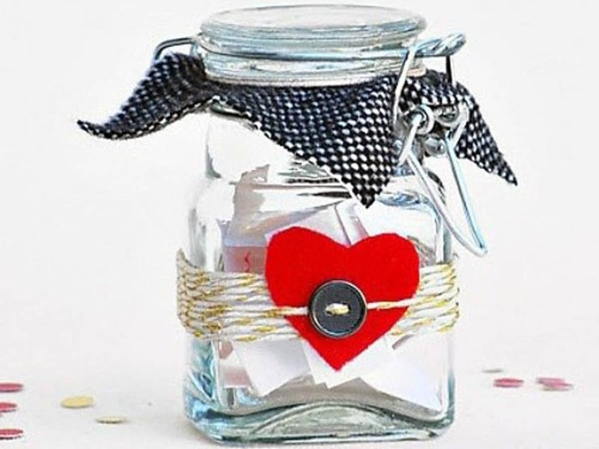 Valentine's Day Mantel with Ombre Tissue Paper Heart - Remodelando la Casa