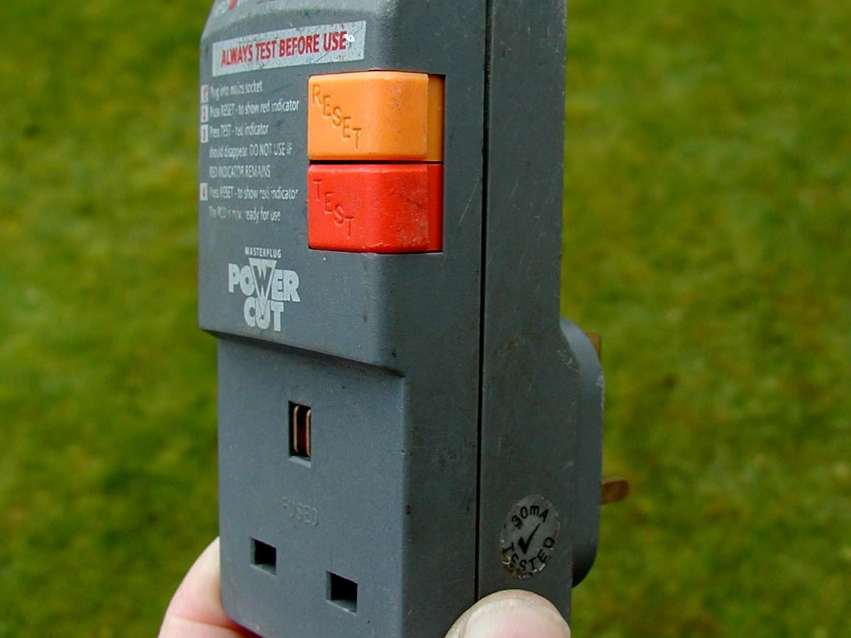 How to Buy and Use a Non-Contact AC Voltage Tester - Dengarden