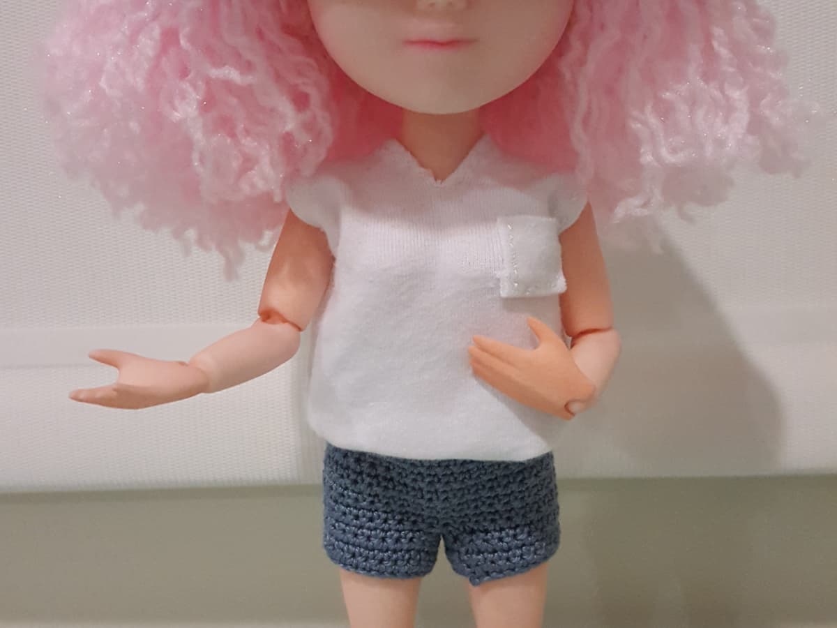 How to Make Doll Shorts or Pants (Free Crochet Pattern) - FeltMagnet