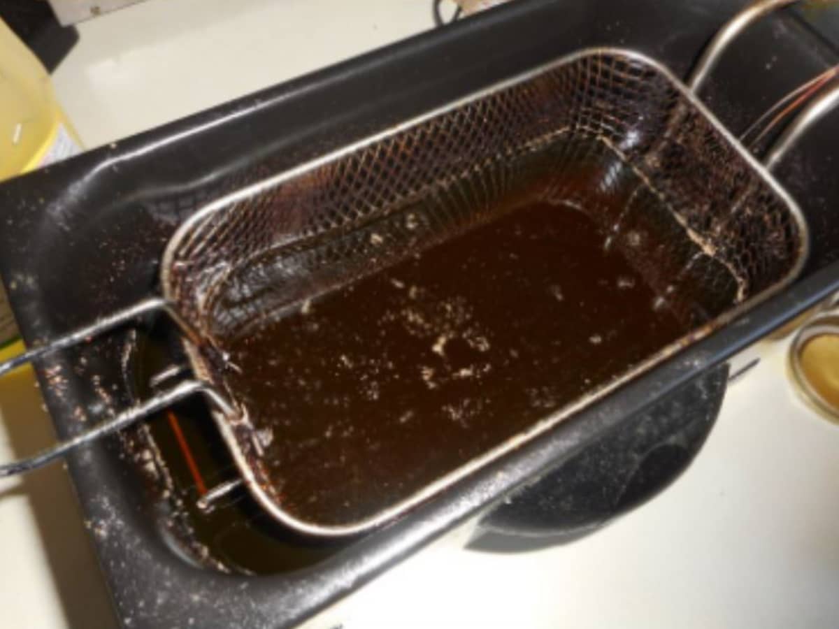 Minnesota Cooking: How to Change a Deep Fryer's Oil - Delishably