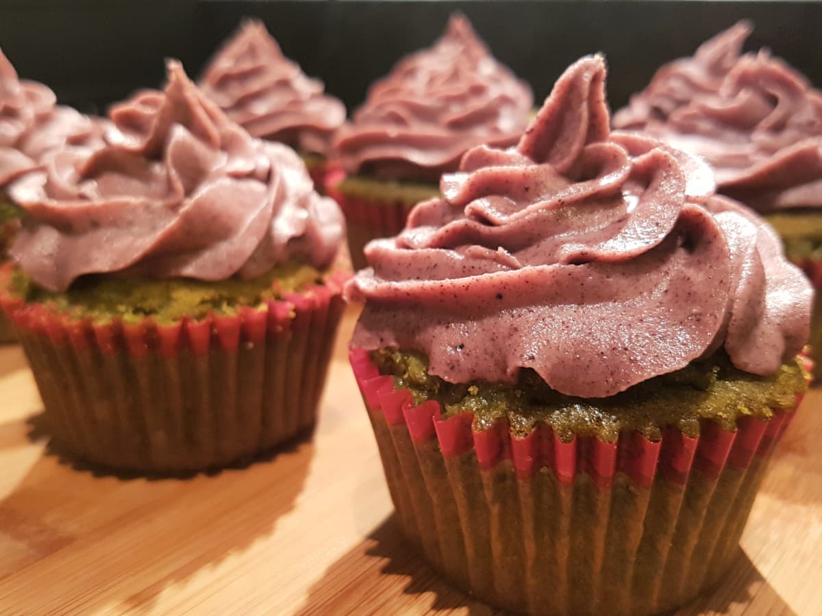 Homemade] Wheatgrass cupcakes with Acai Buttercream Frosting : r/food