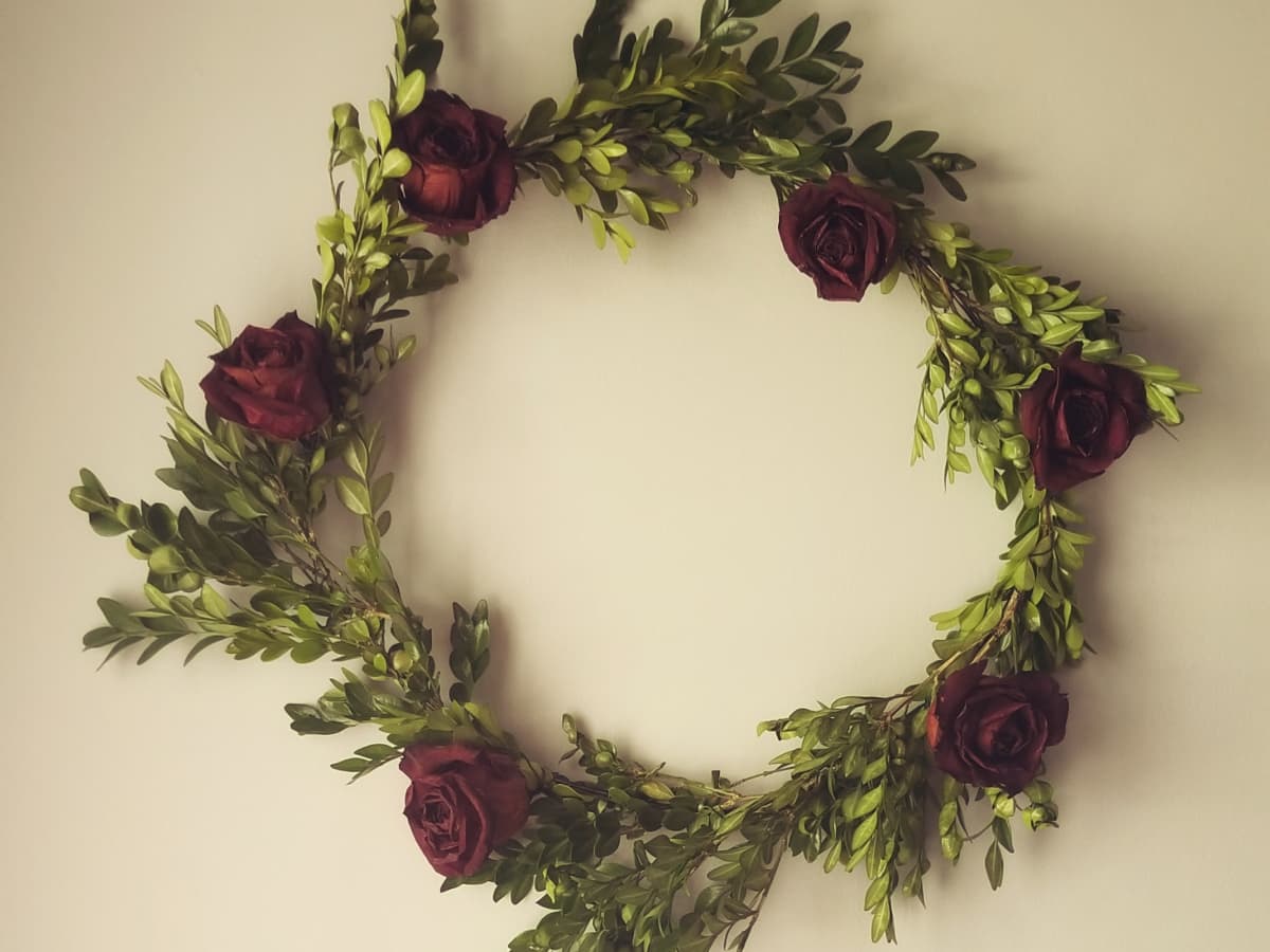 Simple and Easy DIY Boxwood and Dried Rose Wreath - FeltMagnet