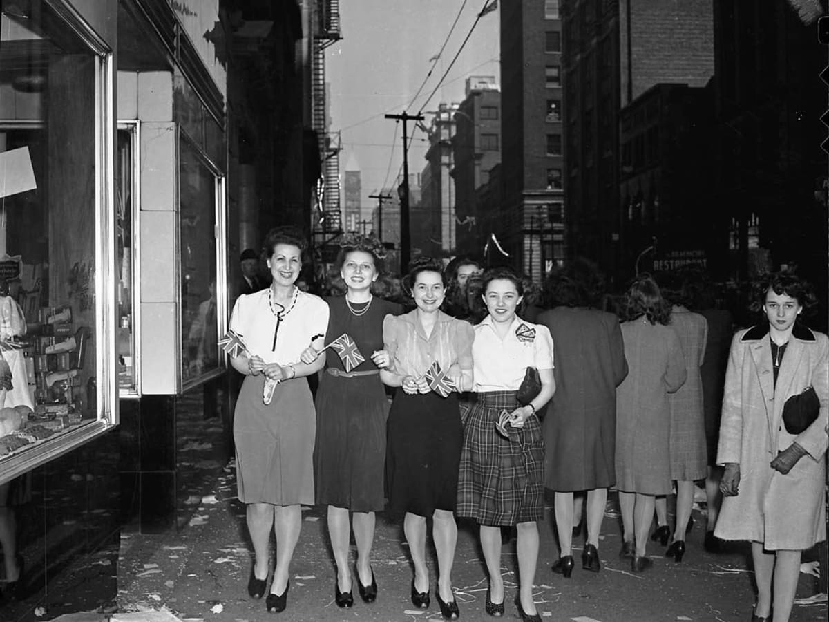 Fashion History: Women's Clothing in the 1940s - Bellatory