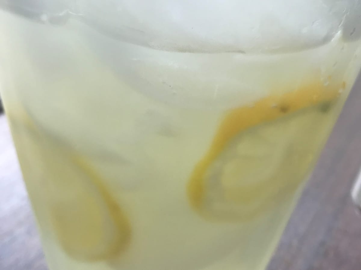 https://images.saymedia-content.com/.image/ar_4:3%2Cc_fill%2Ccs_srgb%2Cfl_progressive%2Cq_auto:eco%2Cw_1200/MTc0ODUyNzIxNzUxNzYyNzAz/fresh-homemade-lemonade-recipe-how-to-make-the-best-homemade-lemonade-ever.jpg