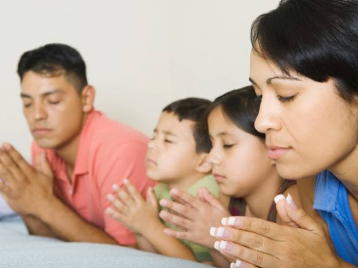 filipino family praying together