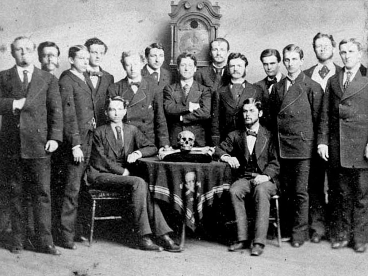 Geronimo's descendants accuse Yale society of skulduggery