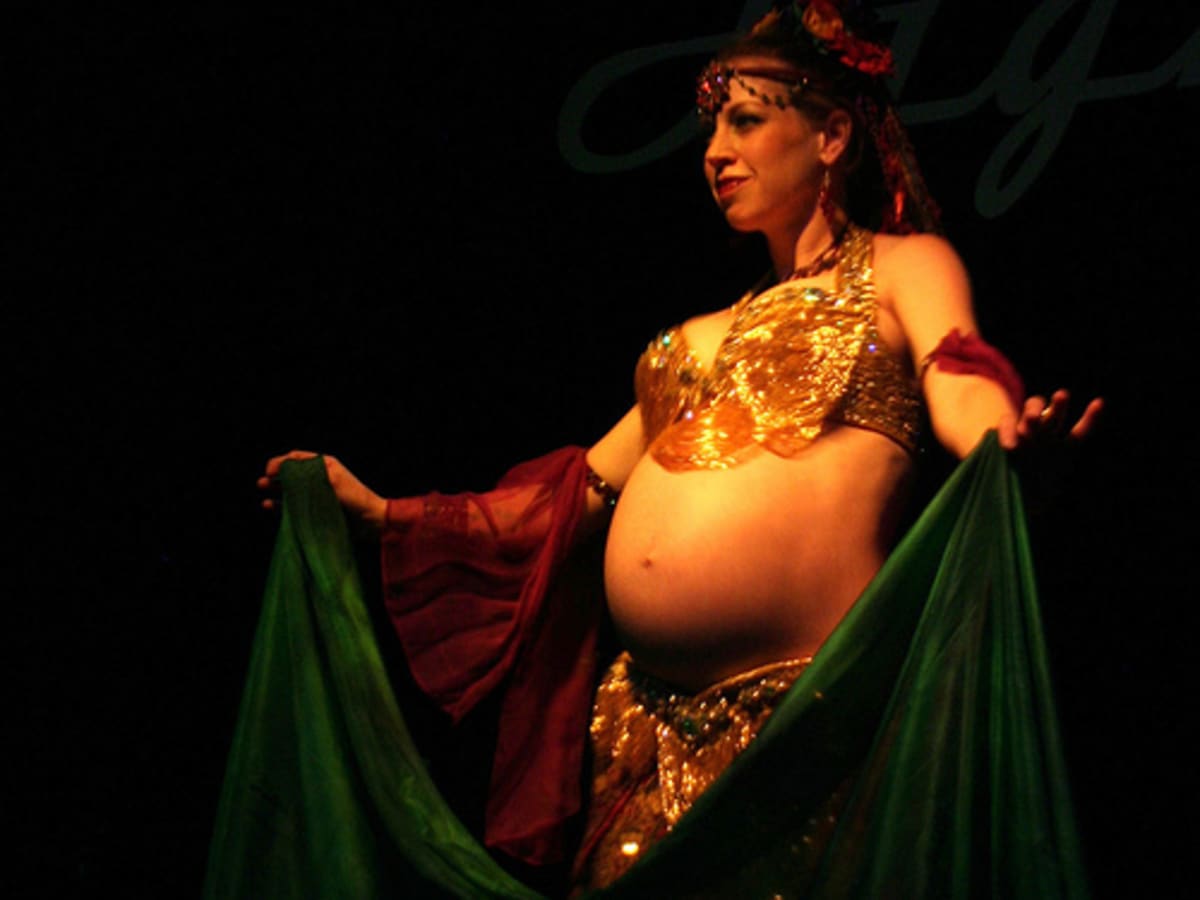 Беременная танцует танец живота