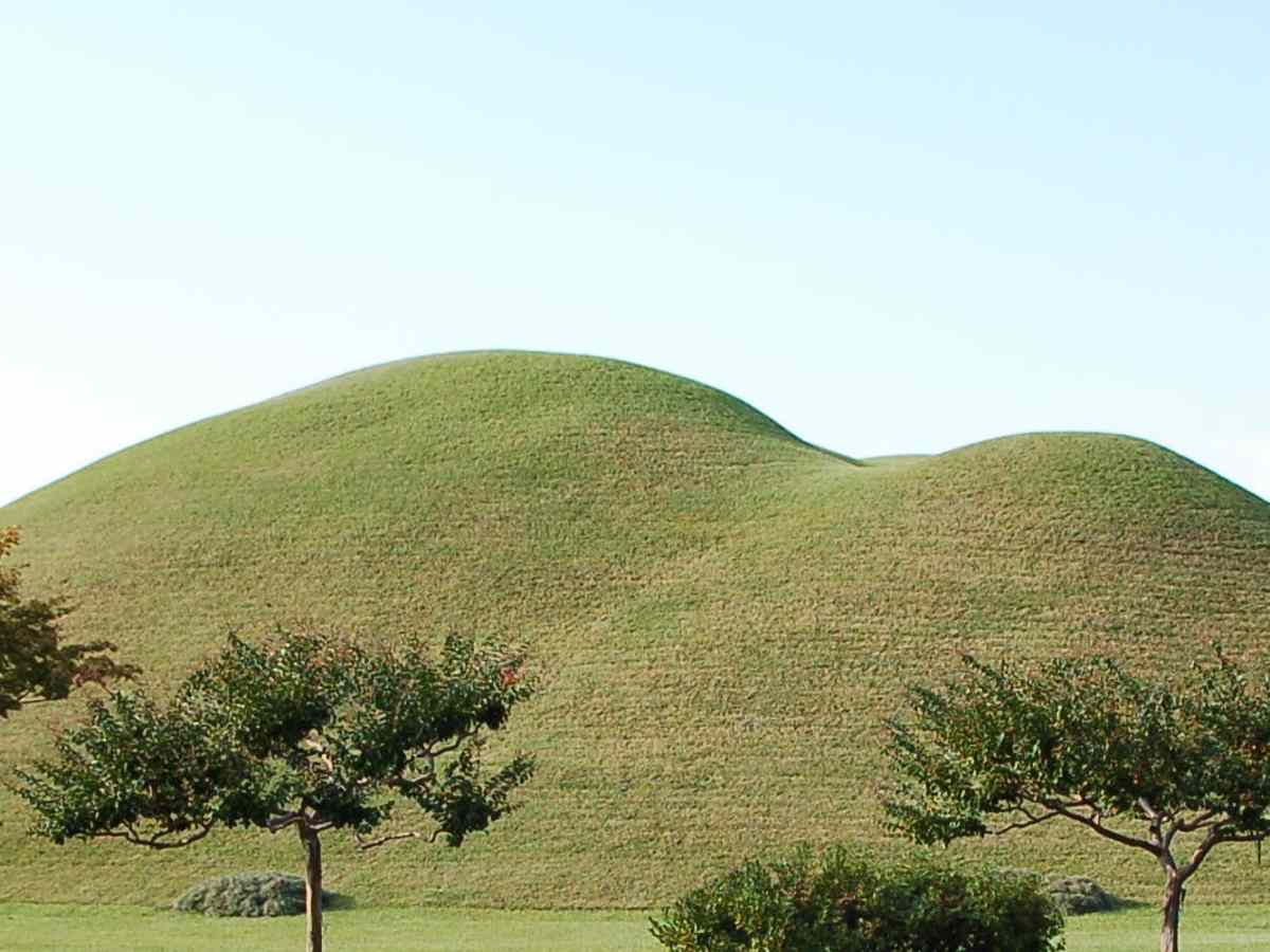 Siegfried, the hero of the North, and Beowulf, the hero of the Anglo-Saxons  . enser of boun-ties, on the lap of the ship, by the mast.There was great  store of precious, image size:1200x900