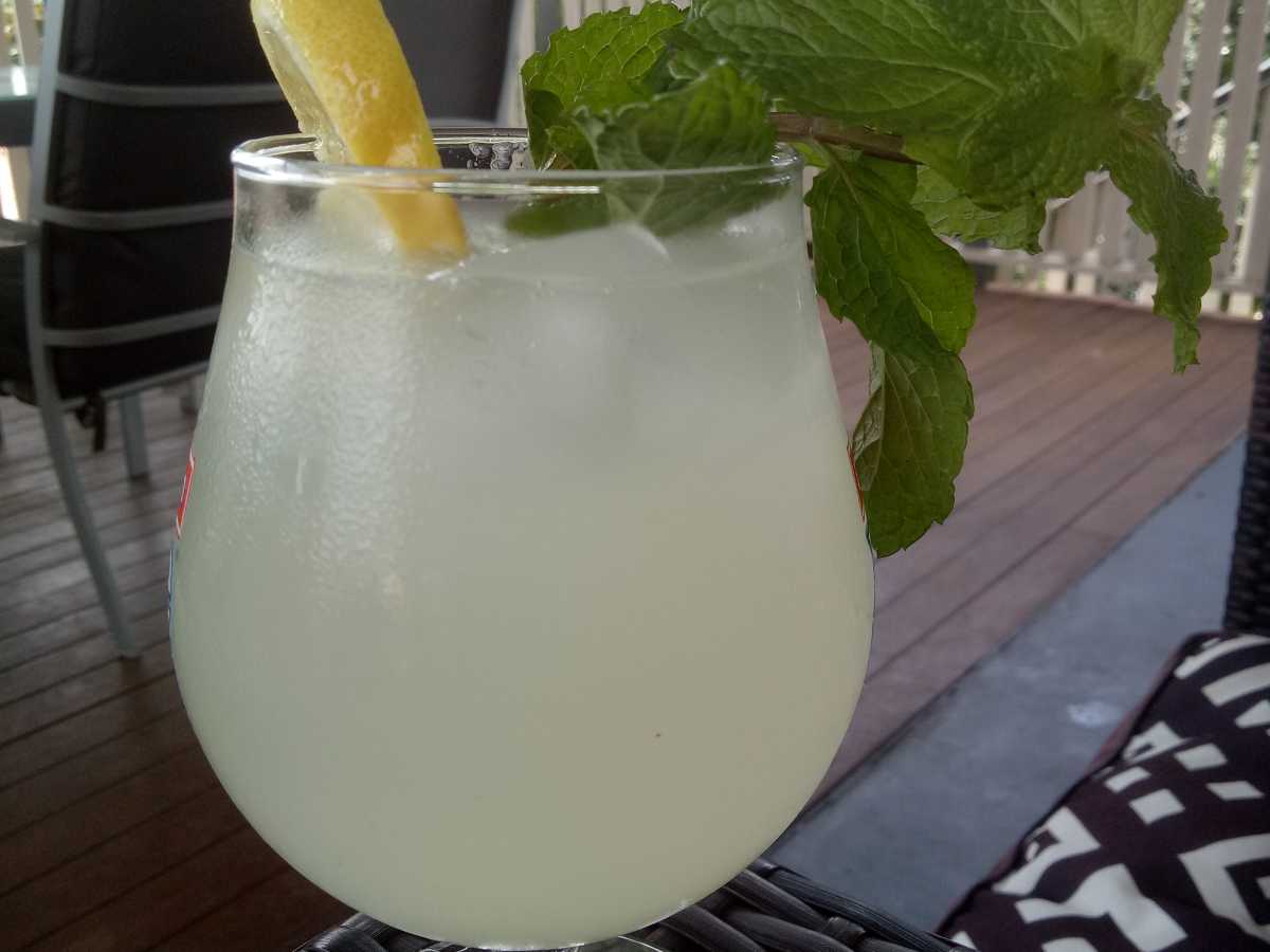 How to Make Homemade Greek Lemonade the Old-Fashioned Way