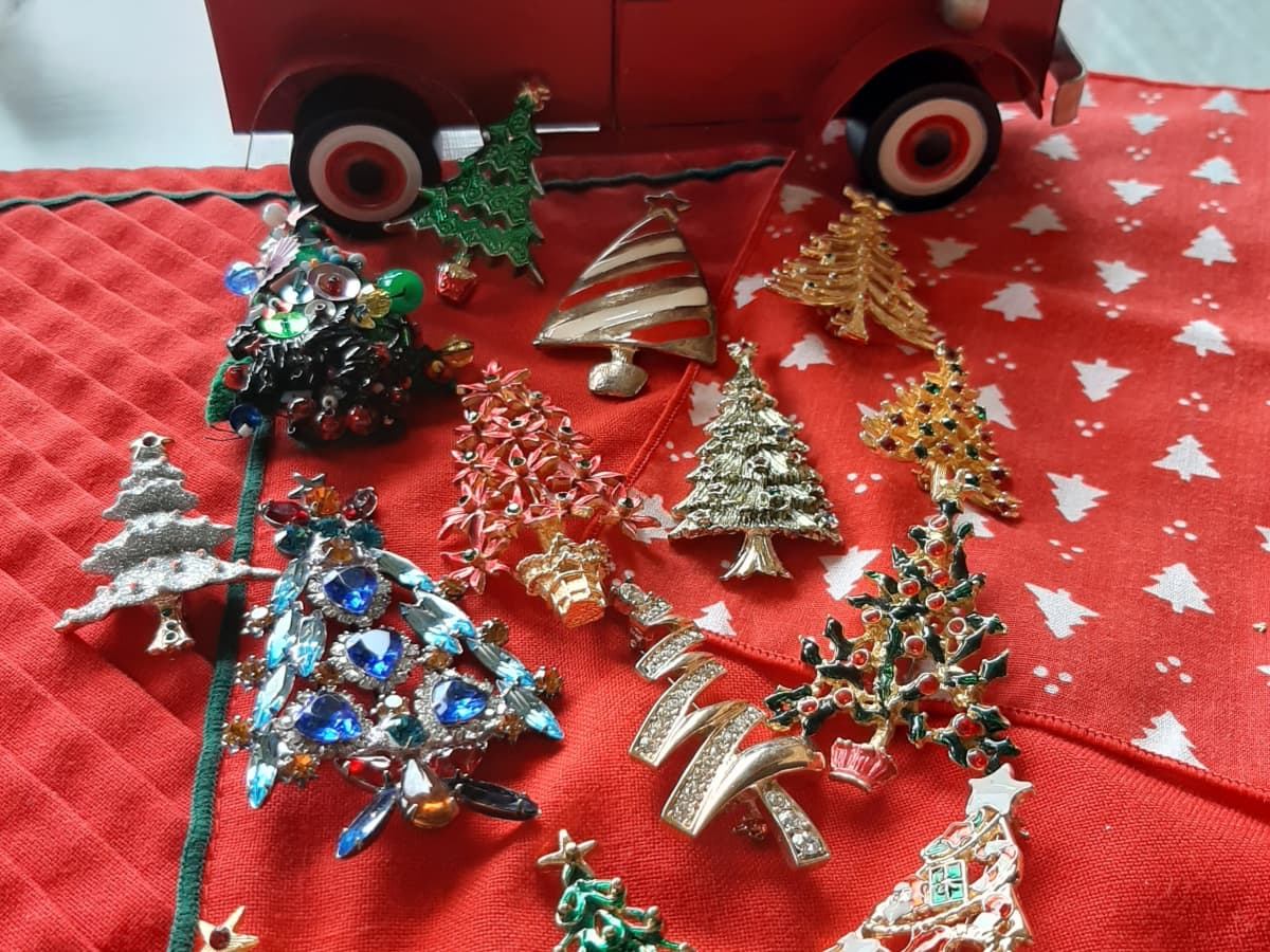 FEELMEM Family Christmas Brooch 6PCS/Pack Multi-Colored Rhinestone Crystal Christmas Brooch Pin Set Christmas Decorations Ornaments Gifts Xmas Gifts