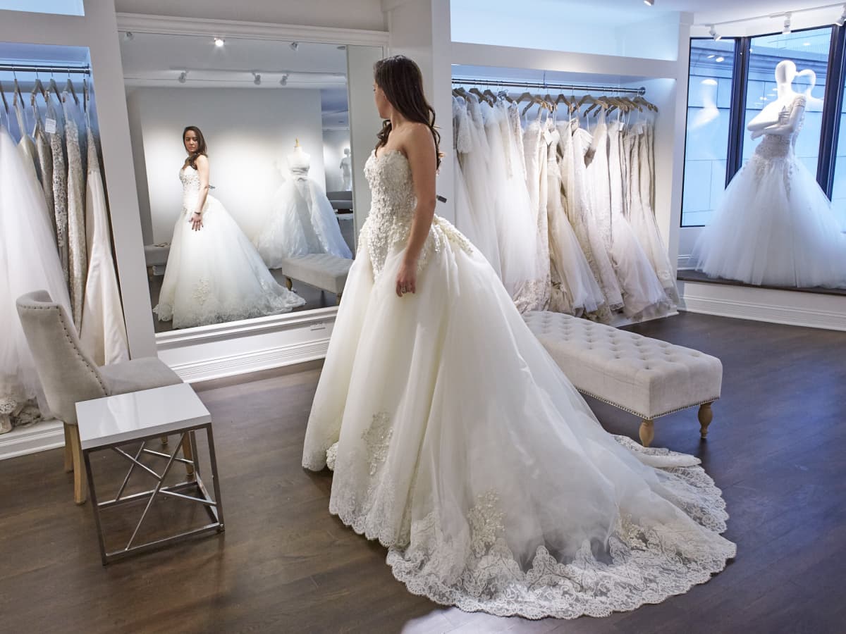 Buying A Wedding Gown For Your Body Shape: Hourglass