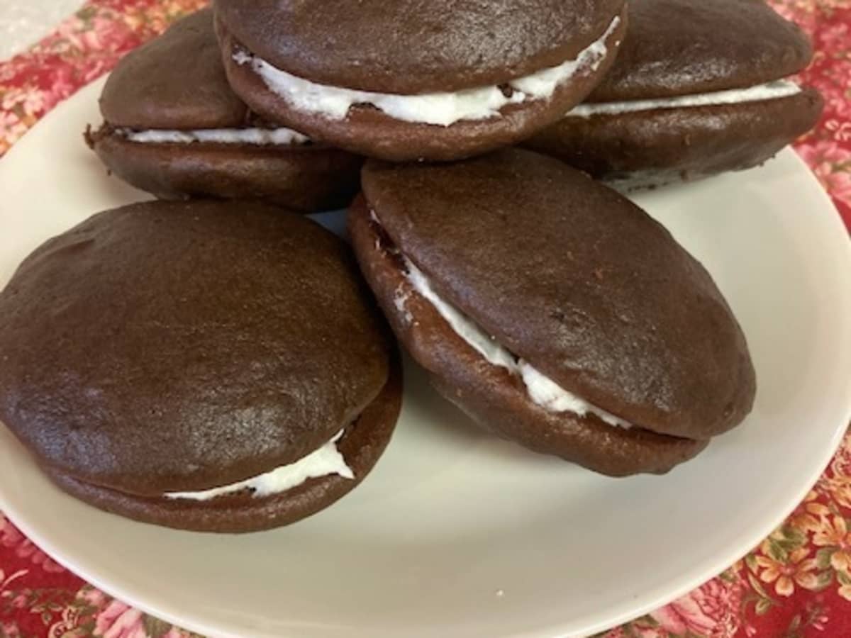 Amish Chocolate Whoopie Pie Recipe (With Video Tutorial)