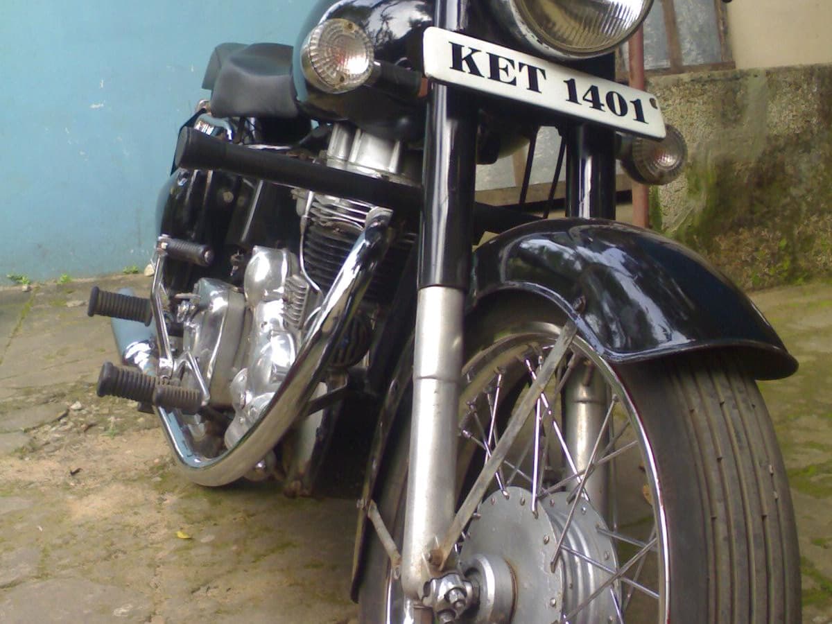 https://images.saymedia-content.com/.image/ar_4:3%2Cc_fill%2Ccs_srgb%2Cfl_progressive%2Cq_auto:eco%2Cw_1200/MTczODI1NzUzNzMyMjI4OTY4/royal-enfield.jpg