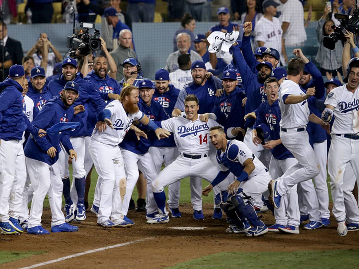 Los Angeles Dodgers Kirk Gibson raises his arm in celebration as