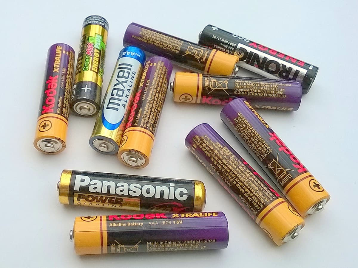 Why are alkaline batteries (AAA or AA) made to be 1.5V while rechargeables  are 1.2V?